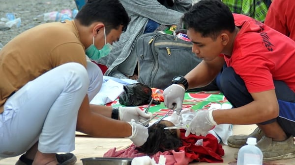 Paramédicos atienden a los heridos (AFP)