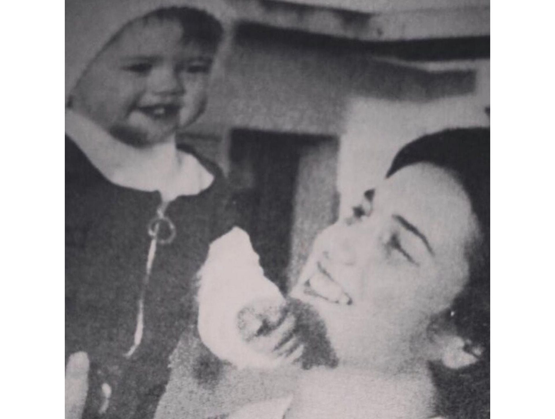Araceli González en brazos de su mamá, Rosita Monteferrario