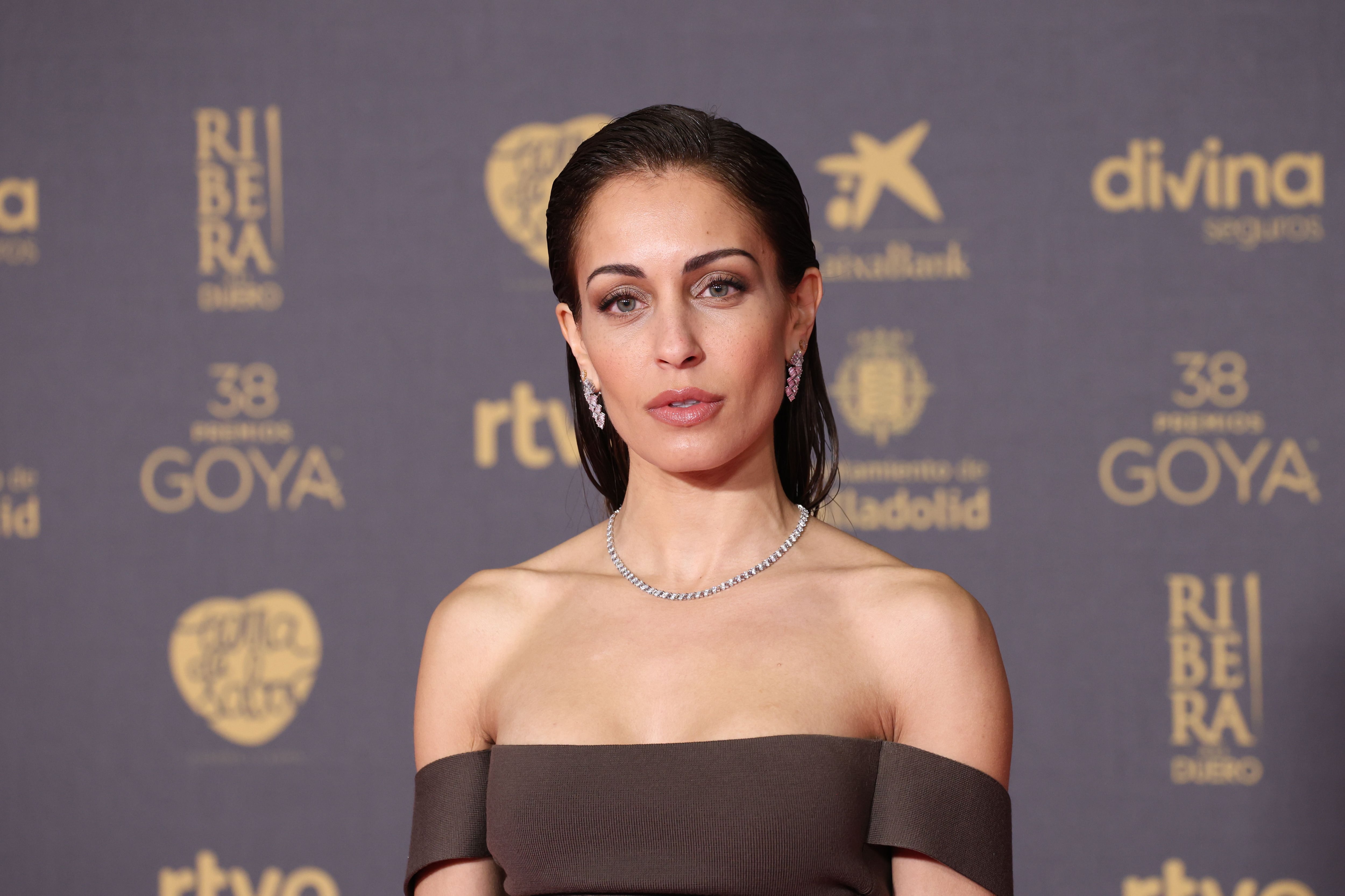 La actriz Hiba Abouk posa en la alfombra rosa de los Premios Goya. (Raúl Terrel / Europa Press)