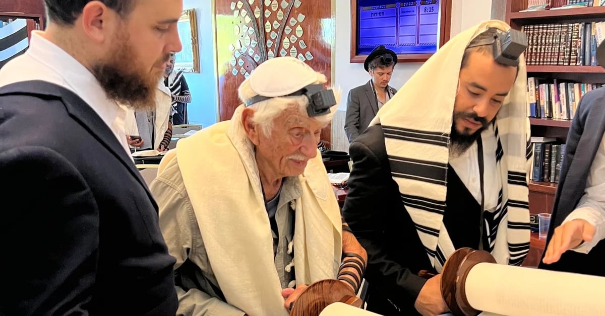 WWII veteran celebrates bar mitzvah at 102