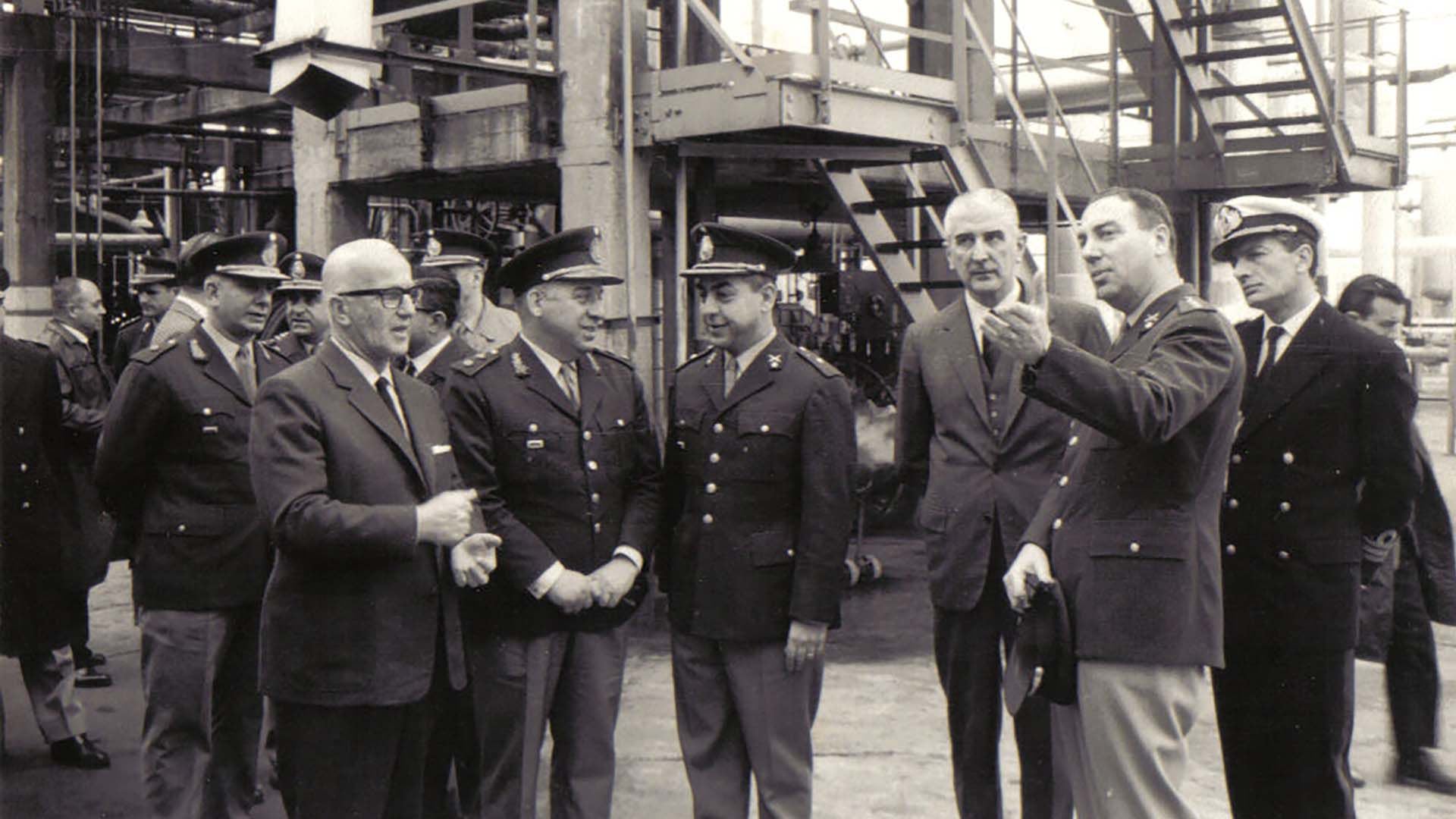 El por entonces mayor Larrabure (con la mano hacia delante) en la Fábrica Militar junto al intendente de Campana y César Castro, que dirigía la Fábrica Militar de Tolueno en Campana