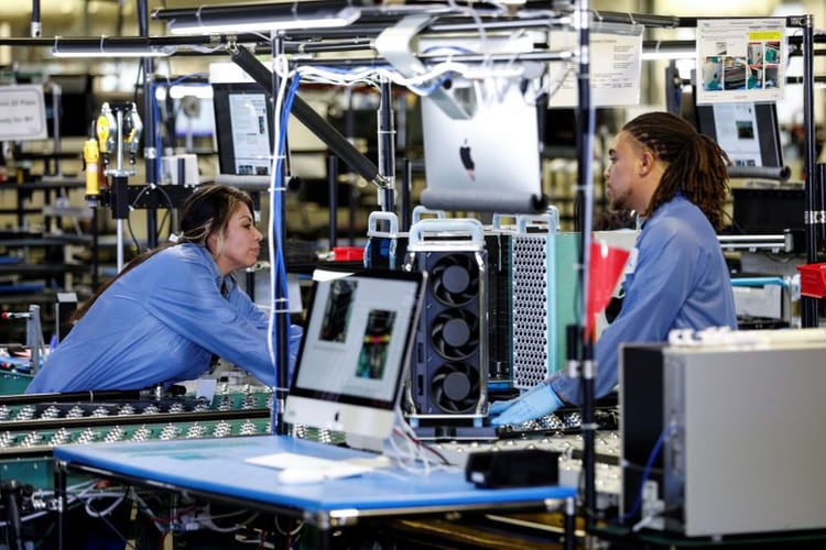 Los empleados de la fábrica Flextronics International de Apple trabajan en el ensamblaje de la computadora Apple Mac Pro en Austin, Texas (Foto: Tom Brenner/Reuters)
