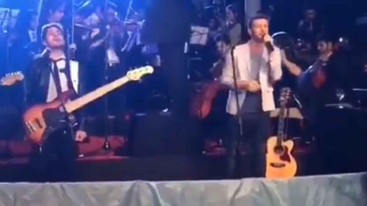 Una despedida a pura emoción: Axel cantó para el plantel argentino que viajó a Rusia