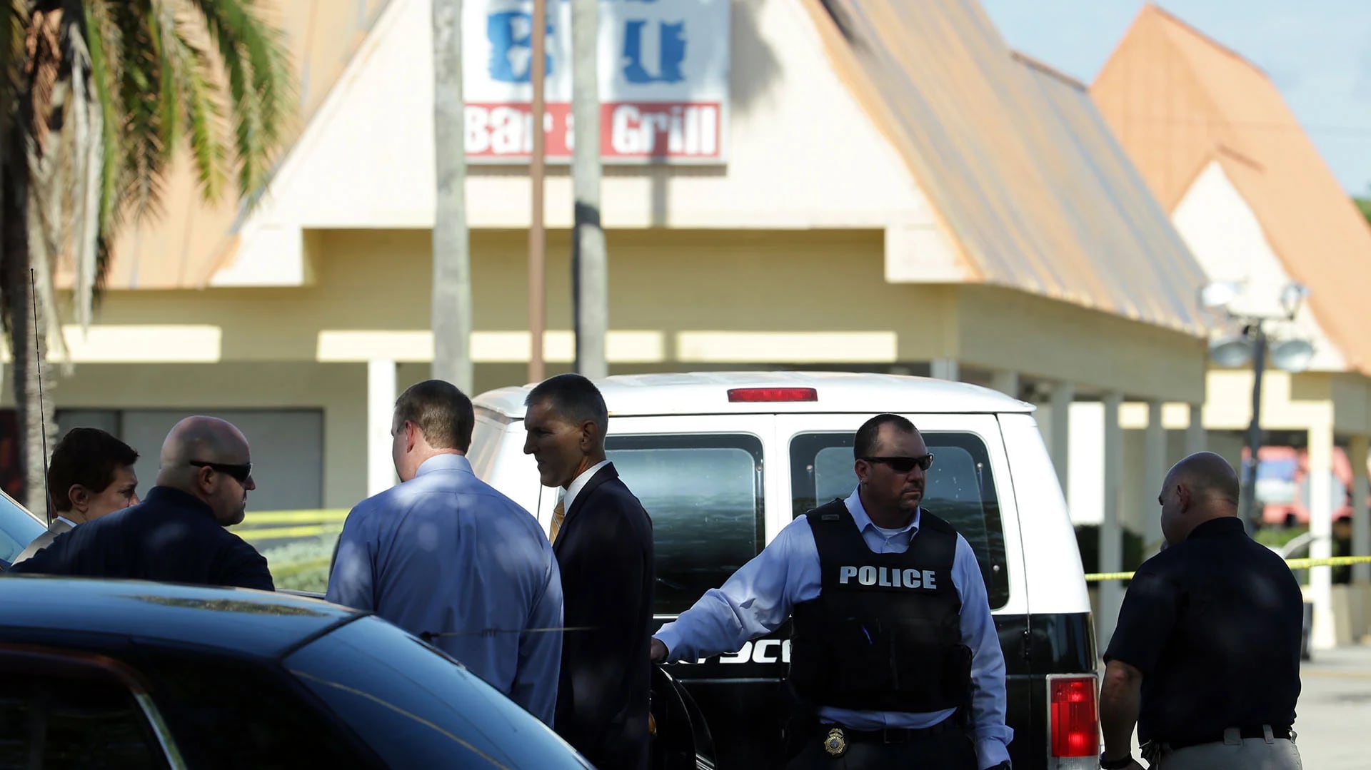 La Policía custodia el Club Blu de Fort Myers, oeste de Florida, donde mataron a dos adolescentes.