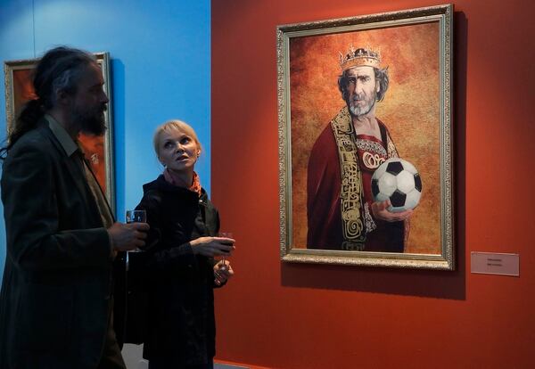 El francés Éric Cantona con el balón en su mano y la corona (AP Photo/Dmitri Lovetsky, File)