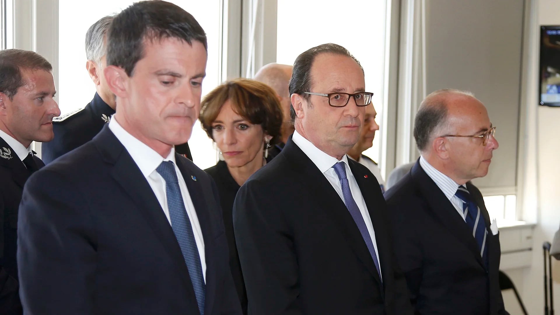El premier francés Manuel Valls (izquierda) fue abucheado por los asistentes al acto en Niza.(Reuters)