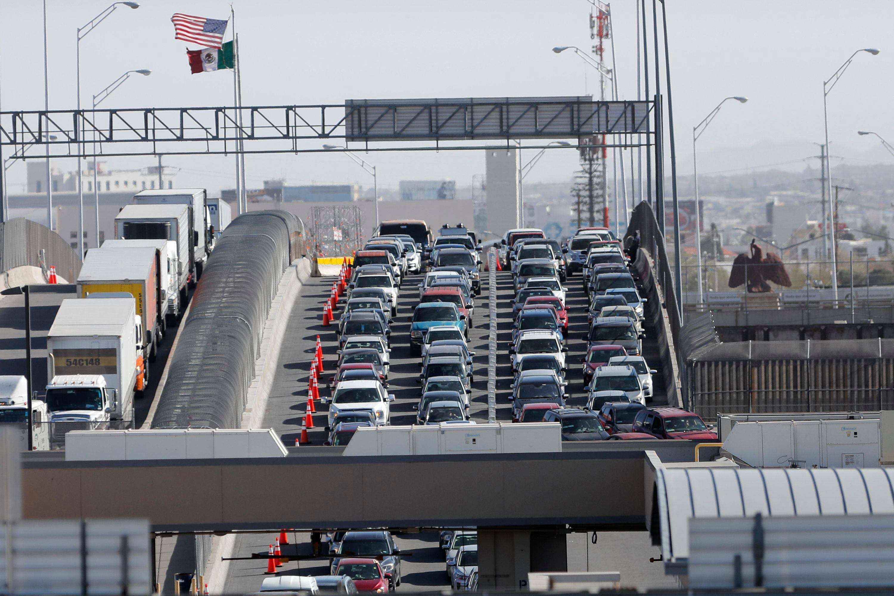 En esta imagen de archivo, autos y camiones esperan en filas para entrar a Estados Unidos desde México, en el cruce fronterizo de El Paso, Texas, el 29 de marzo de 2019. (AP Foto/Gerald Herbert, archivo)