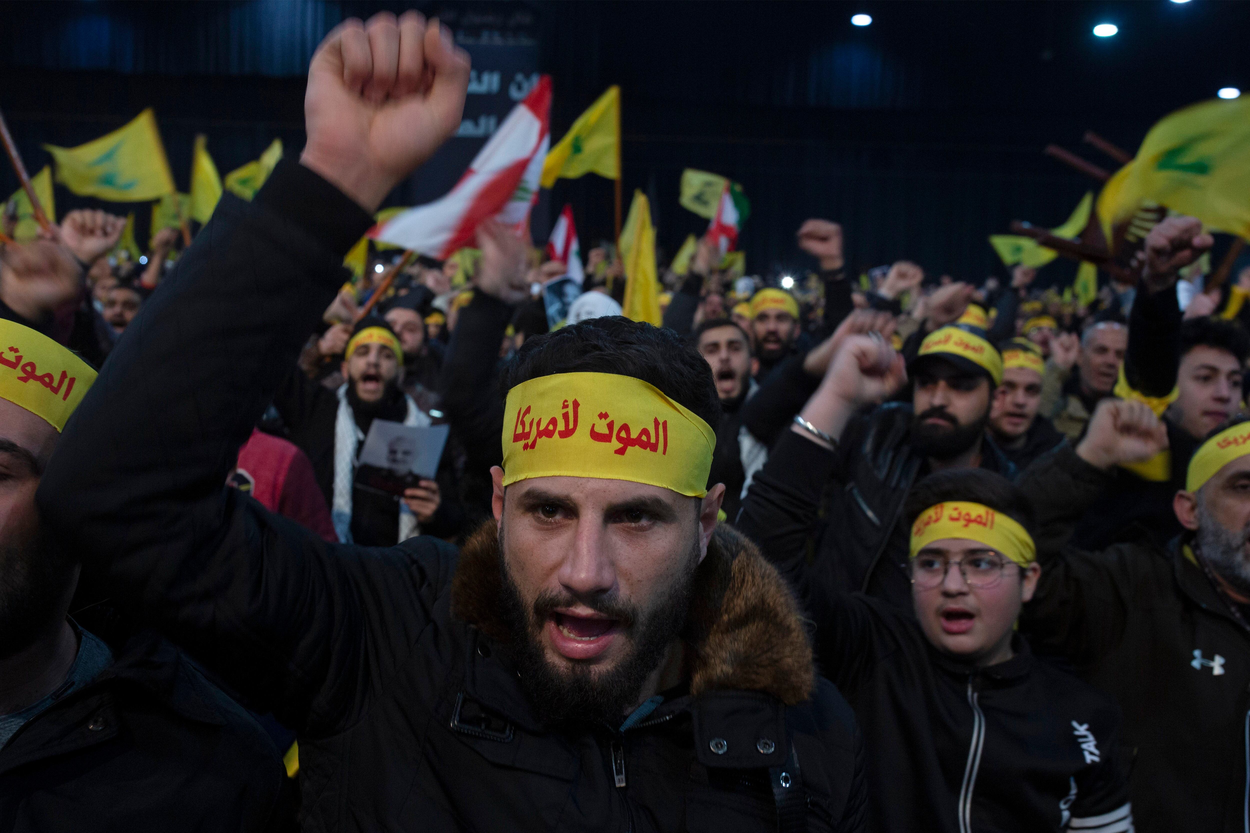 ARCHIVO – En esta fotografía de archivo del 5 de enero de 2020, simpatizantes corean lemas antes de un discurso televisado del dirigente de Hezbollah, Sayyed Hassan Nasrallah, en un suburbio al sur de Beirut, en Líbano. (AP Foto/Maya Alleruzzo, Archivo)