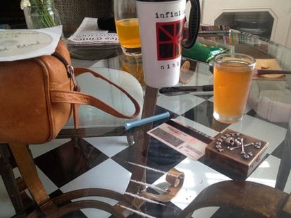 La mesa de vidrio con el pastillero y las líneas de cocaína. La fotografía fue tomada por Amber Heard