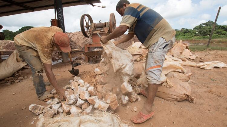 Los mineros trabajan en condiciones insalubres (Reuters)