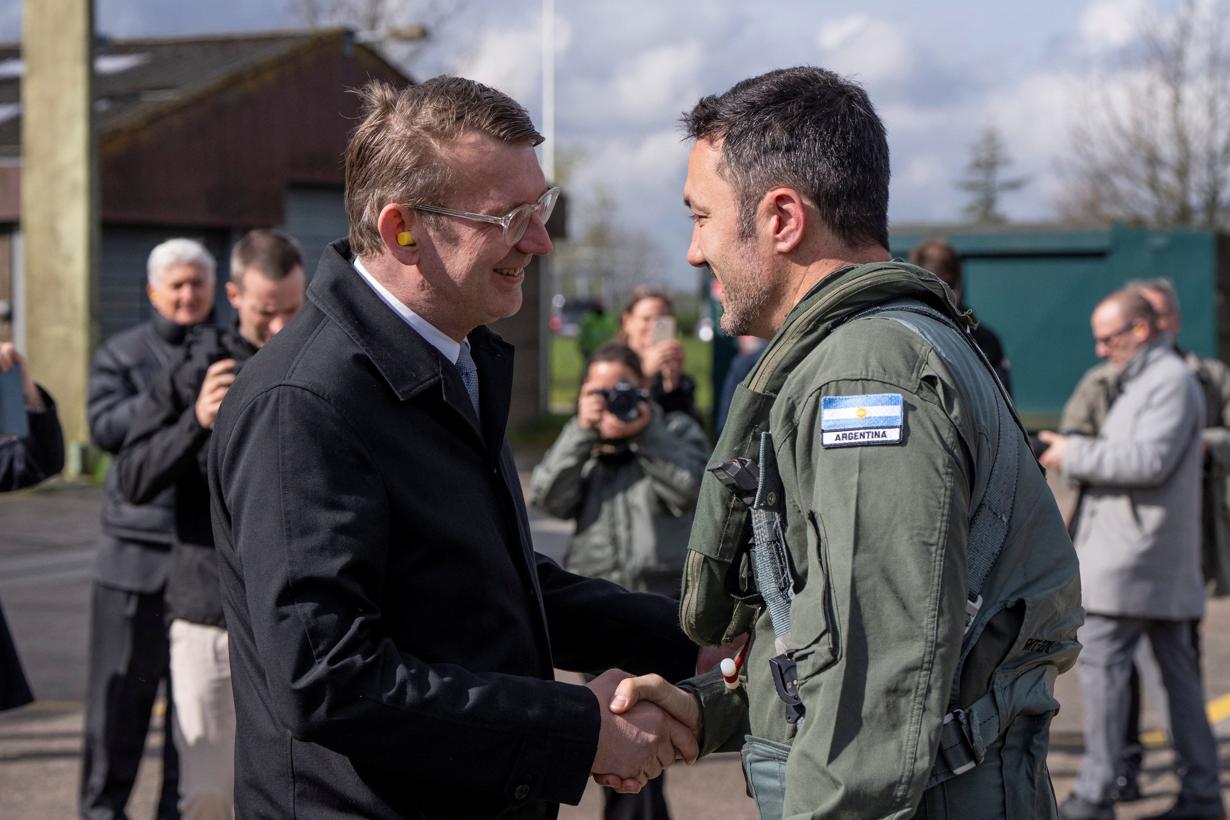 El ministro de Defensa argentino, Luis Petri, saluda a su par danés, Troels Lund Poulsen