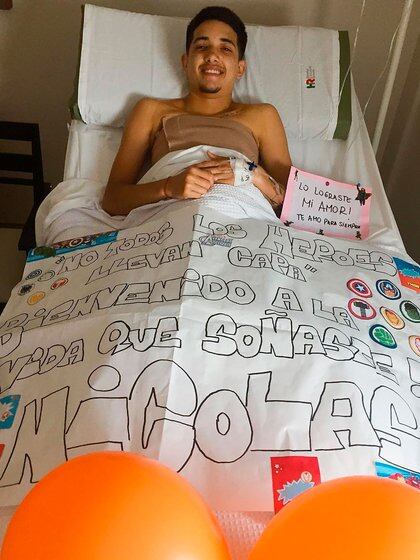 "Bienvenido a la vida que soñaste, Nicolás", dice el cartel que le llevaron cuando se quitó las mamas