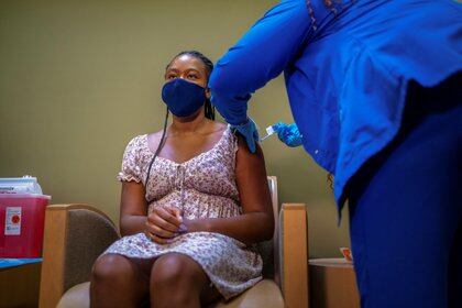 Croix Hill, de 15 años, recibe su primera dosis de la vacuna contra el coronavirus en Nueva Orleans, Louisiana, Estados Unidos.    REUTERS/Kathleen Flynn