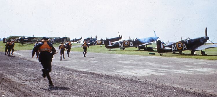 Pilotos de la RAF corren hacia sus Spitfires ante un despegue de emergencia haciendo frente al enemigo. La imagen corresponde a una toma del Ã©pico film La Batalla de Inglaterra rodado durante 1968 ( archivo Claudio Meunier Reus)