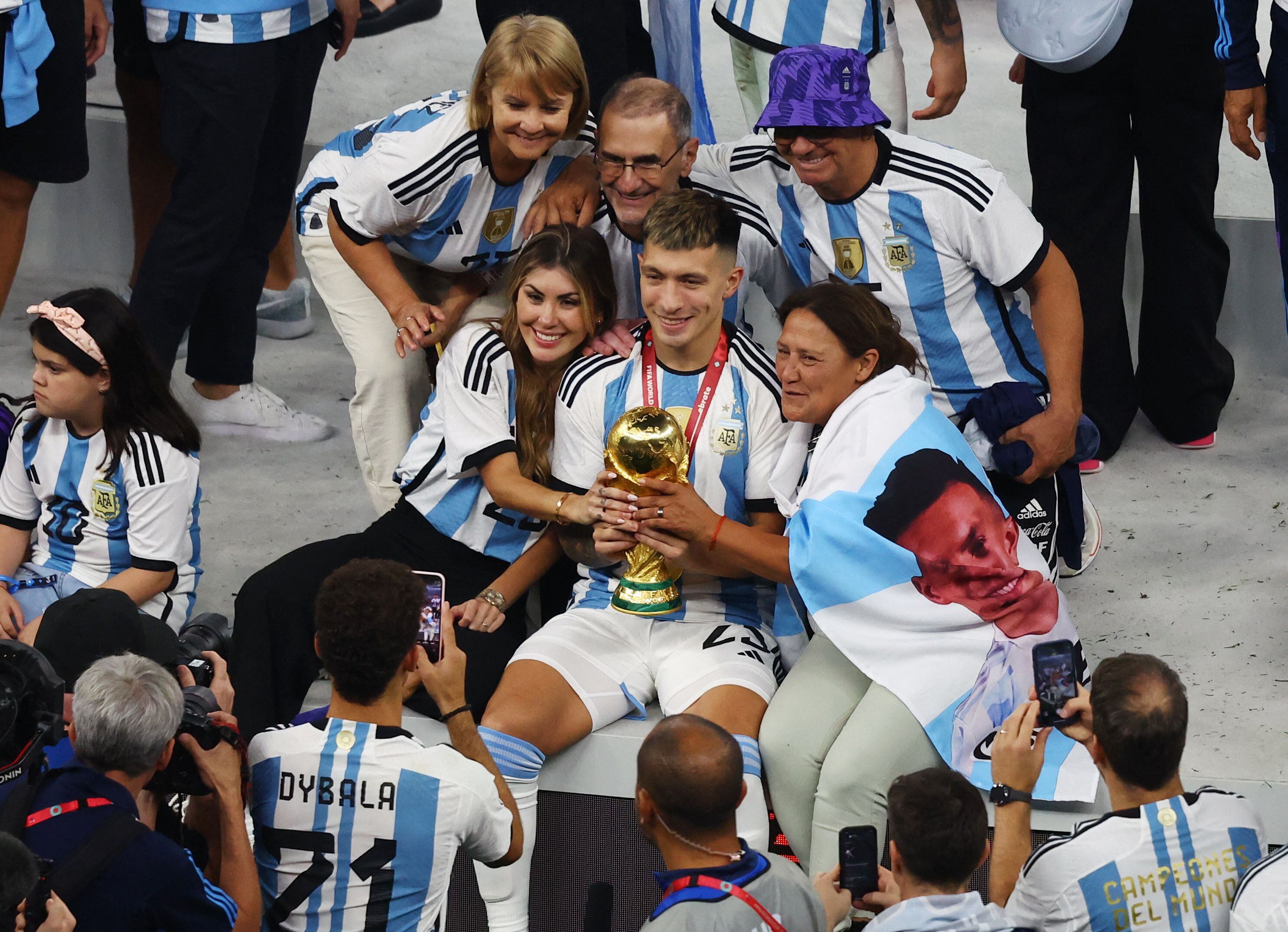 La mamá de Lisandro Martínez en Lusail, posando con la Copa del Mundo junto a su hijo (REUTERS/Paul Childs)