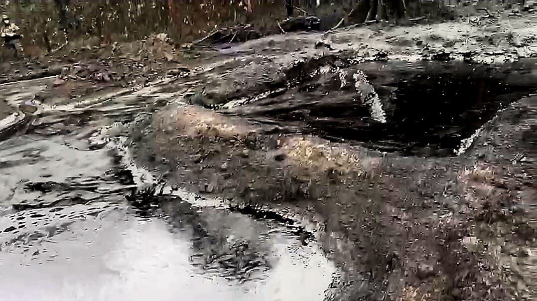 Afectación ambiental por extracción ilegal de crudo en Nariño. Foto: Fuerzas Militares.