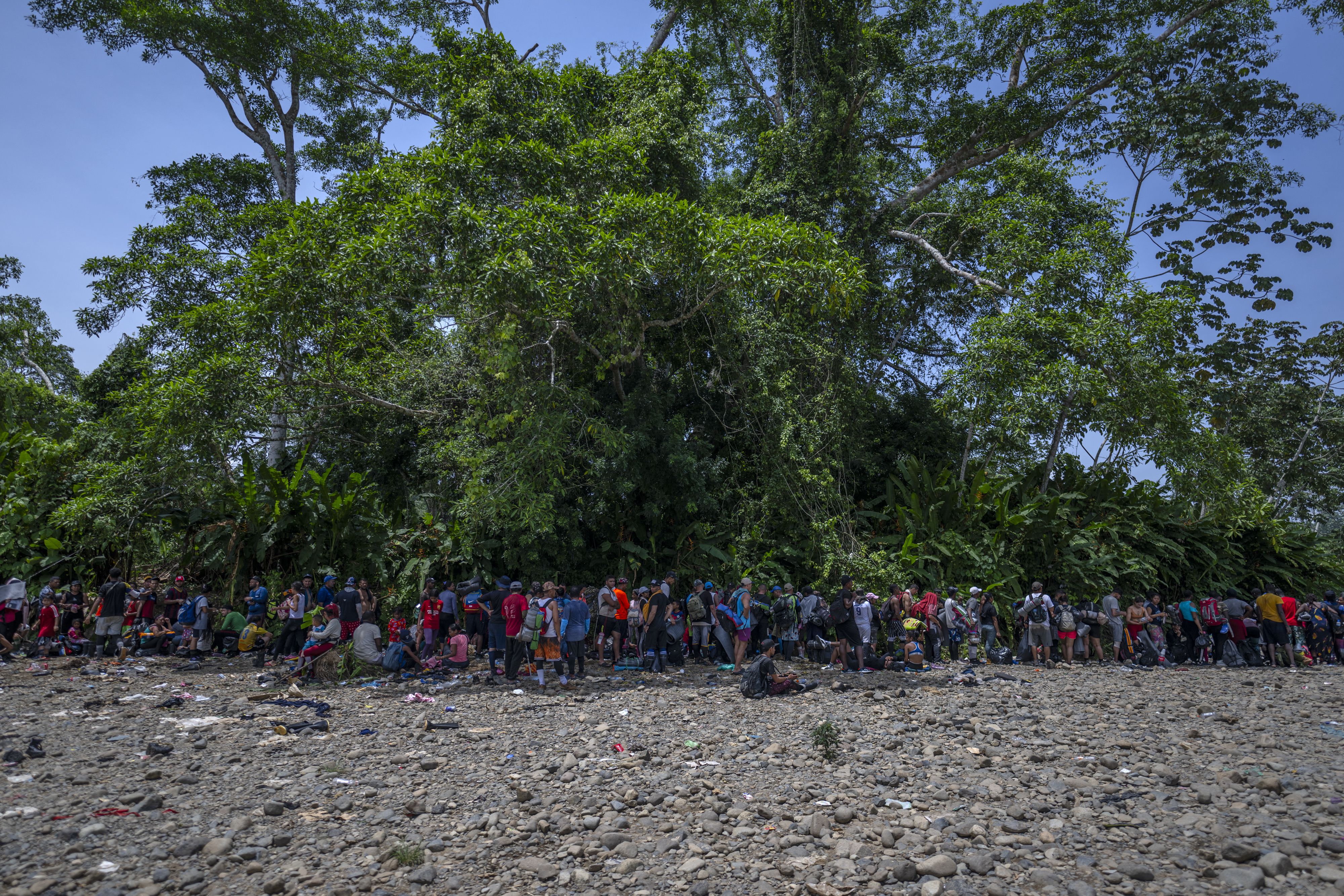 En la selva, los migrantes dejan una estela de basura: botas, calcetas, botellas plásticas, calzoncillos, sostenes, vasos, cepillos de dientes y pañales