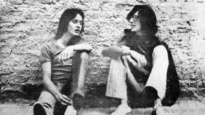 Nito Mestre y Charly García en la foto de Dani García Moreno, que fue tapa de su primer disco (Vida). Mirando esa pared surgió "Rasguña las piedras"