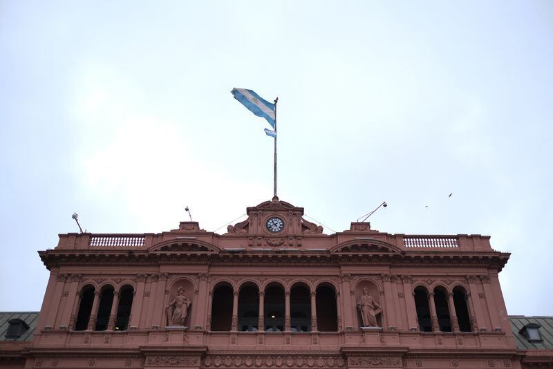 Una bandera argentina flamea sobre la Casa Rosada (REUTERS/Carlos Garcia Rawlins)