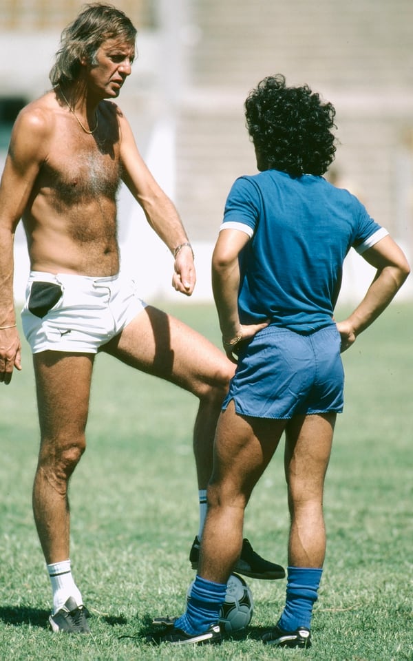 Alrededor de 1980, Cesar Luis Menotti dialoga con Diego Maradona, en un entrenamiento de Argentina (Bob Thomas/Getty Images)