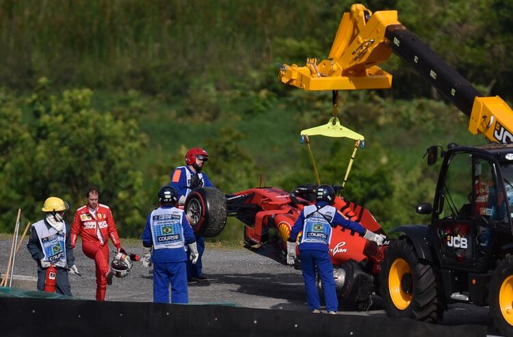 Así se llevaban el auto de Vettel (AFP)
