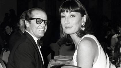 Jack Nicholson  y Angelica Huston  mantuvieron una relaciÃ³n 'guadiana' durante mÃ¡s de tres lustros, que comenzÃ³ poco despuÃ©s de que ella se marchase a California tras su ruptura con el fotÃ³grafo de moda Robert Richardson 