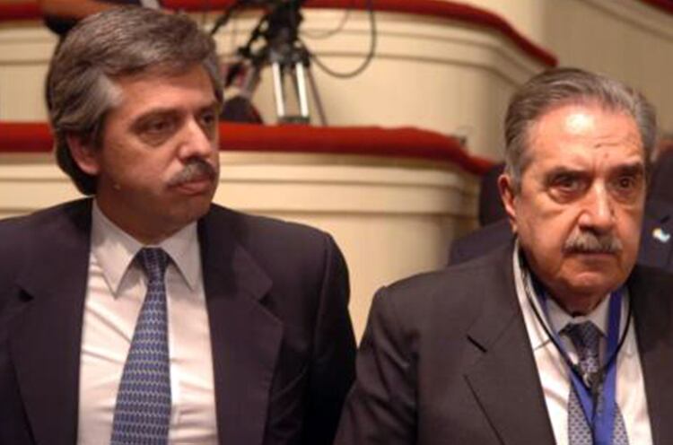 Alberto Fernández, en su época como jefe de Gabinete, junto a Raúl Alfonsín 