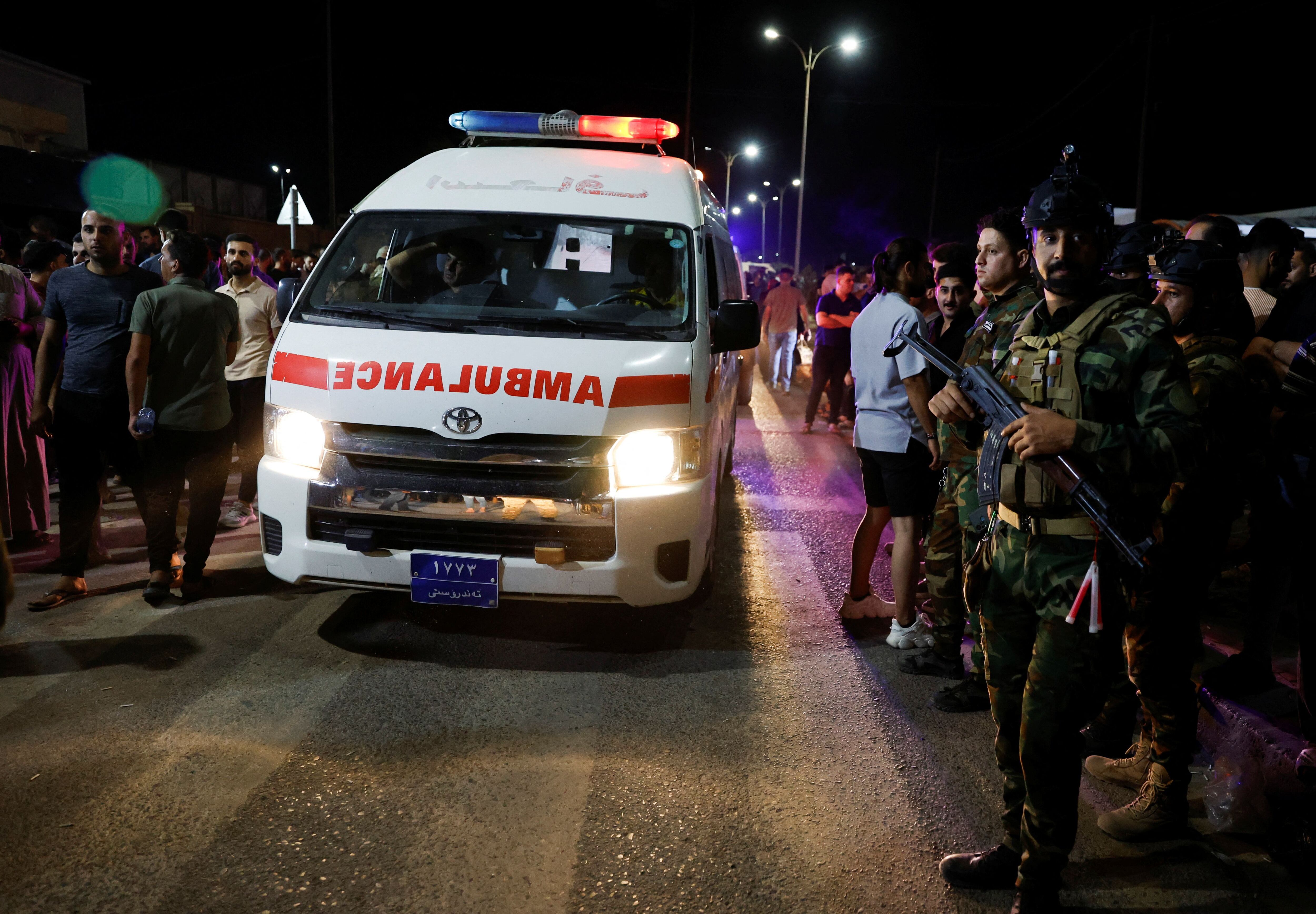 Fuerzas de seguridad vigilan junto a una ambulancia cerca de un hospital tras un incendio mortal en la celebración de una boda, en la provincia iraquí de Nínive, Irak, 27 de septiembre de 2023. REUTERS/Khalid Al-Mousily