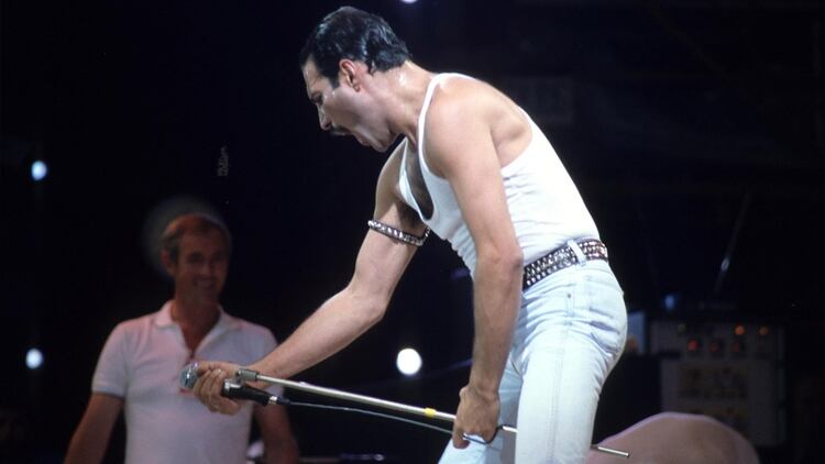 Mercury en el estadio de Wembley, en la edición del Live Aid de 1985 (Alan Davidson/Shutterstock) 