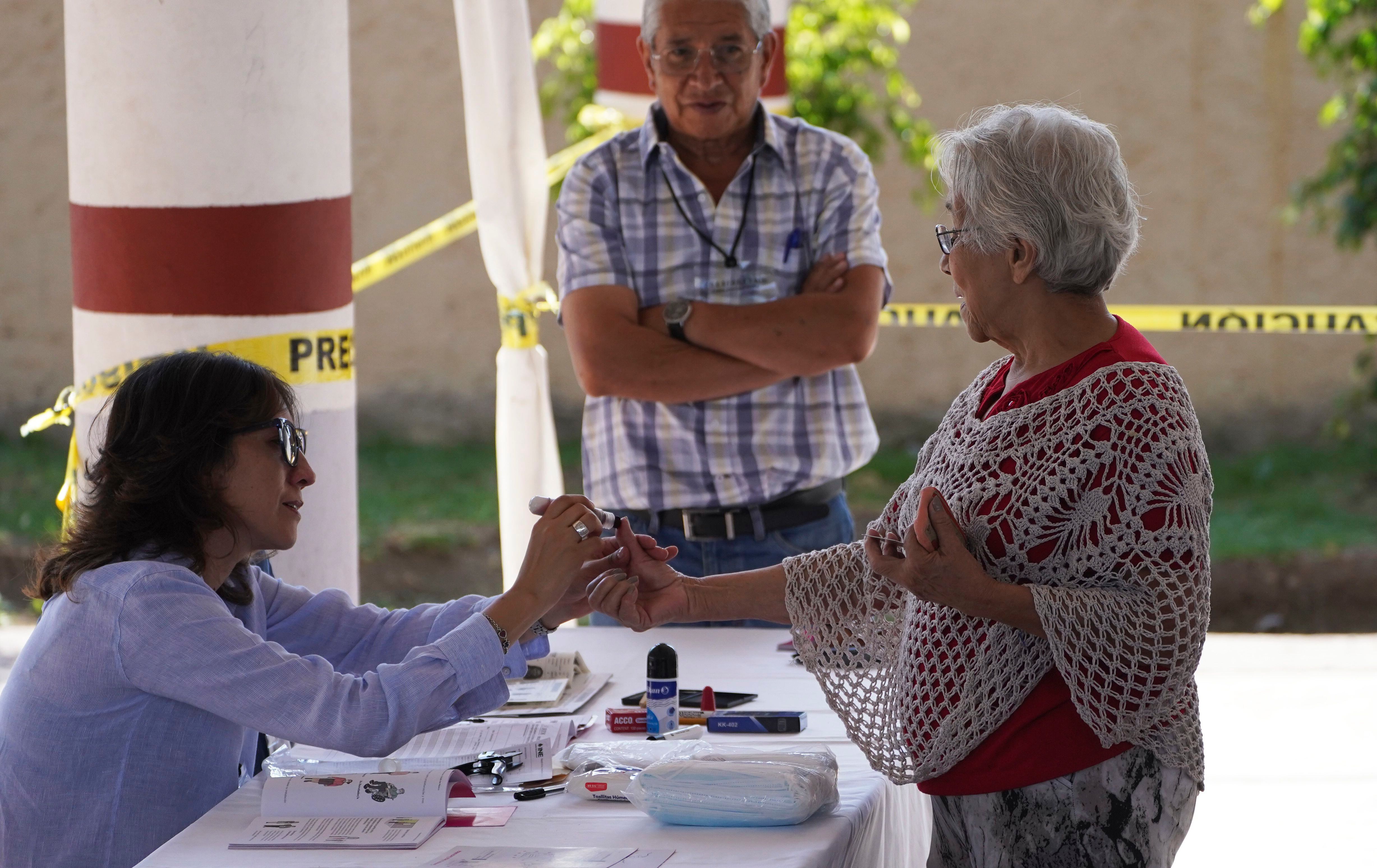Una mujer tiene el pulgar manchado de tinta después de emitir su voto durante las elecciones estatales locales en Cuautitlán Izcalli, Estado de México, México, el domingo 4 de junio de 2023. (Foto AP/Marco Ugarte)