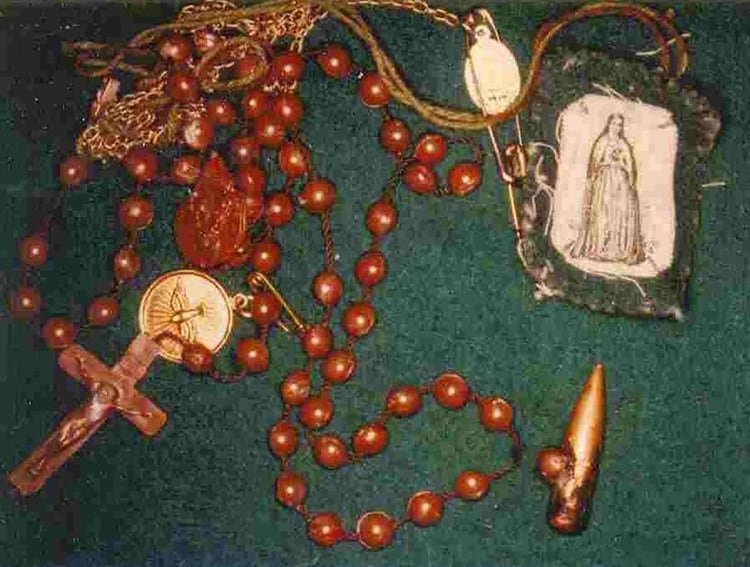 El rosarioÂ hallado entre sus ropas