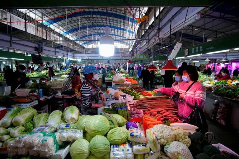  Foto de archivo ilustrativa de un mercado de alimentos en Wuhan, en la provincia china de Hubei Feb 8, 2021. REUTERS/Al 