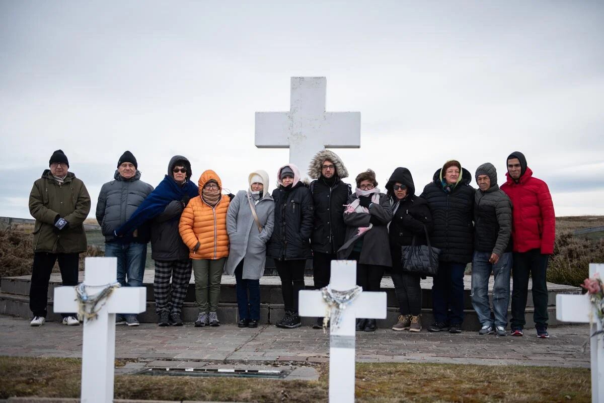 The group with the large white cross from the cemetery in the background (María Luz Laici)