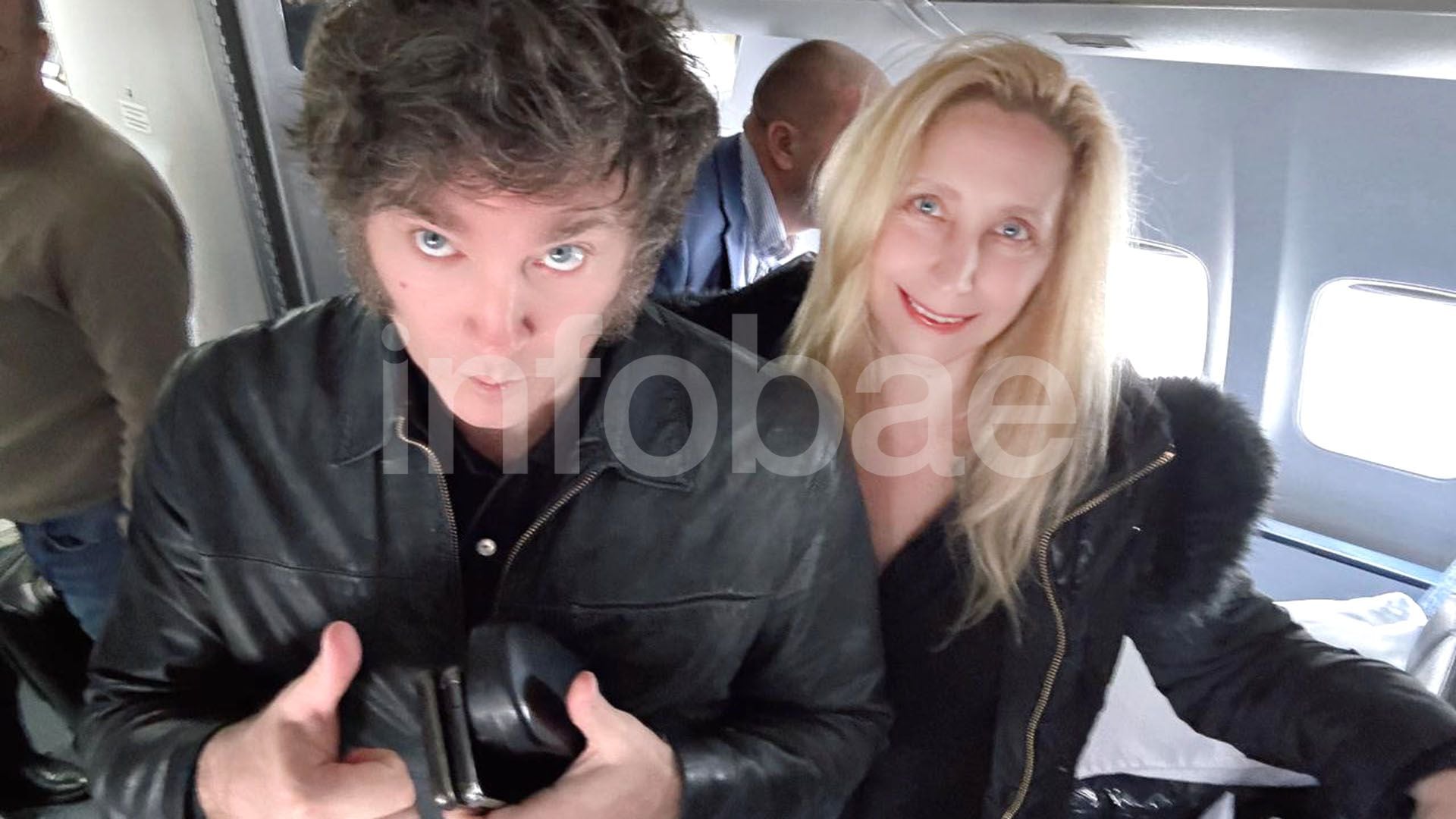 Javier y Karina Milei en el avión rumbo a Roma portada