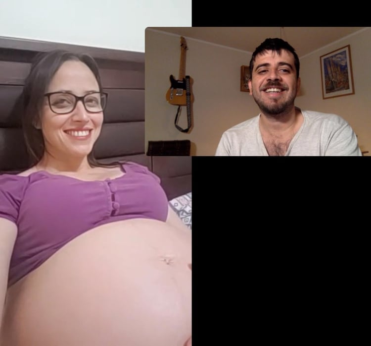 Un embarazo por Skype. Hablan varias veces por día y Patricia se pone el teléfono en la panza para que los mellizos escuchen la voz de su papá. 