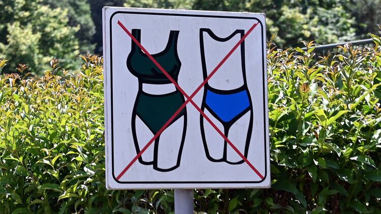 Una señal callejera en Vrsar, cerca de Koversada, muestra que están prohibidos los trajes de baño