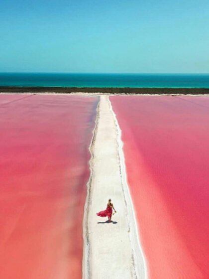 El agua rosa de Las Coloradas se debe a unos microorganismos llamados halobacterias, a la alta concentración de sal, y a la luz del Sol (Foto: Instagram @andathousandwords)
