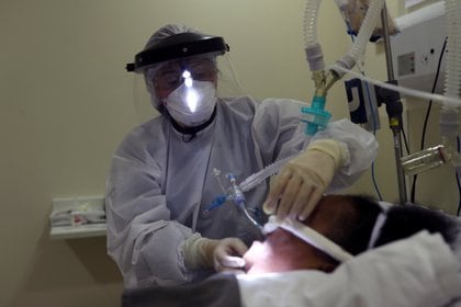 Un paciente es tratado en la UCI del Hospital Municipal de Parelheiros en San Pablo, el 8 de abril de 2021 (Reuters/ Amanda Perobelli)