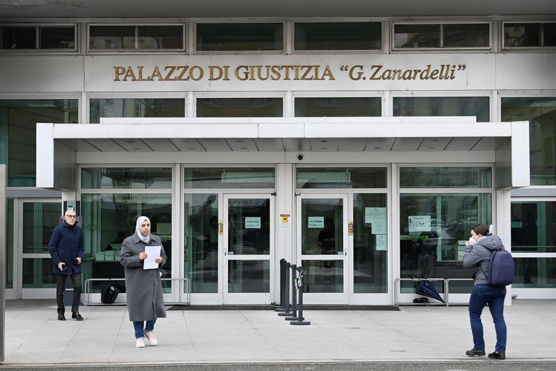 FOTO DE ARCHIVO: Varias personas delante del tribunal de Brescia antes de una audiencia para decidir si se entrega a las autoridades belgas a María Dolores Colleoni, esposa del exeurodiputado Antonio Panzeri, detenido en Bruselas acusado de corrupción en el Parlamento Europeo en beneficio de Qatar y Marruecos, en Brescia, Italia, 19 de diciembre de 2022. REUTERS/Flavio Lo Scalzo/Foto de archivo