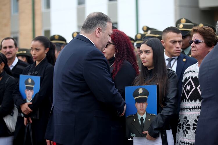 Los diplomáticos también saludaron a los deudos en la ceremonia de homenaje a las víctimas del atentado (Reuters)