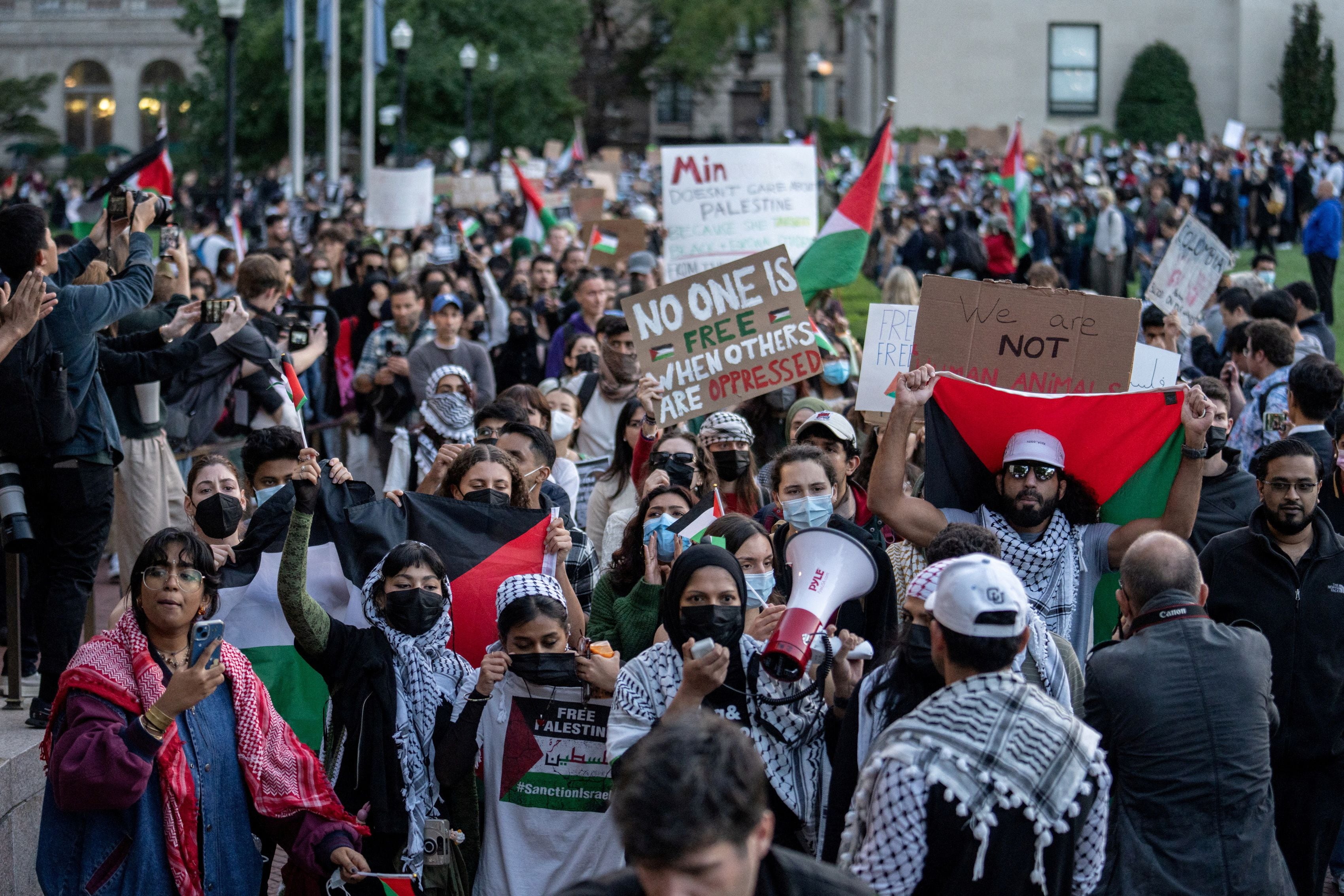 Estudiantes pro palestinos participan en una protesta en apoyo a los palestinos en la Universidad de Columbia en Nueva York (REUTERS/Jeenah Moon/Foto de archivo)