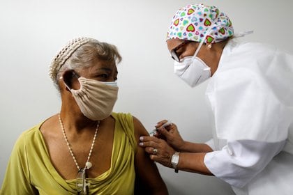 Con las vacunas que ya llegaron a Venezuela, apenas se puede inmunizar a poco más del 1% de la población (REUTERS/Leonardo Fernandez Viloria)