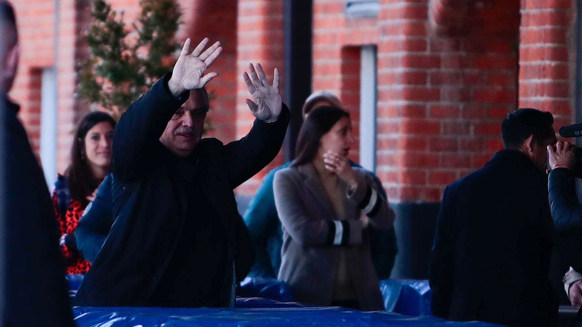 Alberto Fernández saluda a algunas personas que se acercaron a verlo (Fotos: Luciano González)