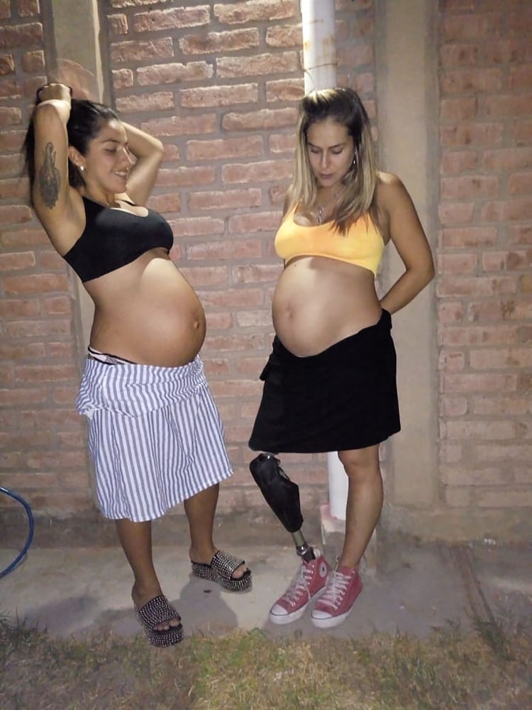 Emilia embarazada de Camilo junto a su mejor amiga