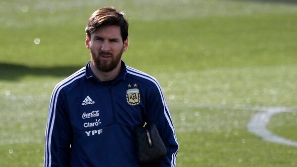 Lionel Messi buscó levantar al grupo tras la derrota (AFP)