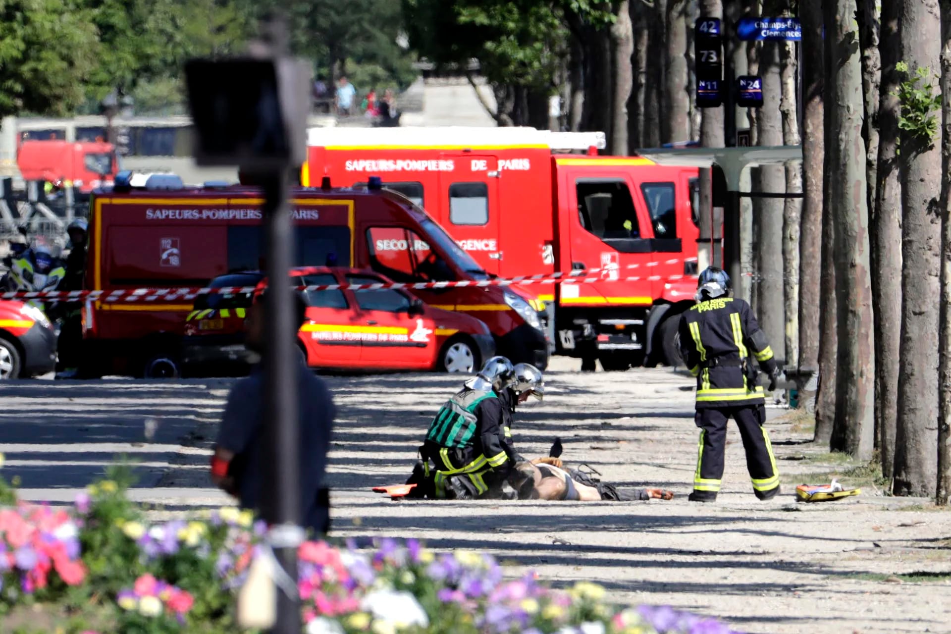 Los rescatistas intentan reanimar al terrorista que intentó atentar contra una camioneta de la Policía en Champs-Elysees en París, Francia