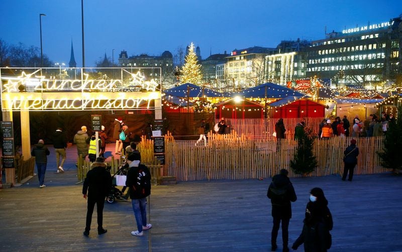 Varias personas esperan a que se les compruebe sus certificados de vacunación de COVID-19 a la entrada de un mercado de Navidad en Zúrich, Suiza, el 25 de noviembre de 2021. REUTERS/Arnd Wiegmann