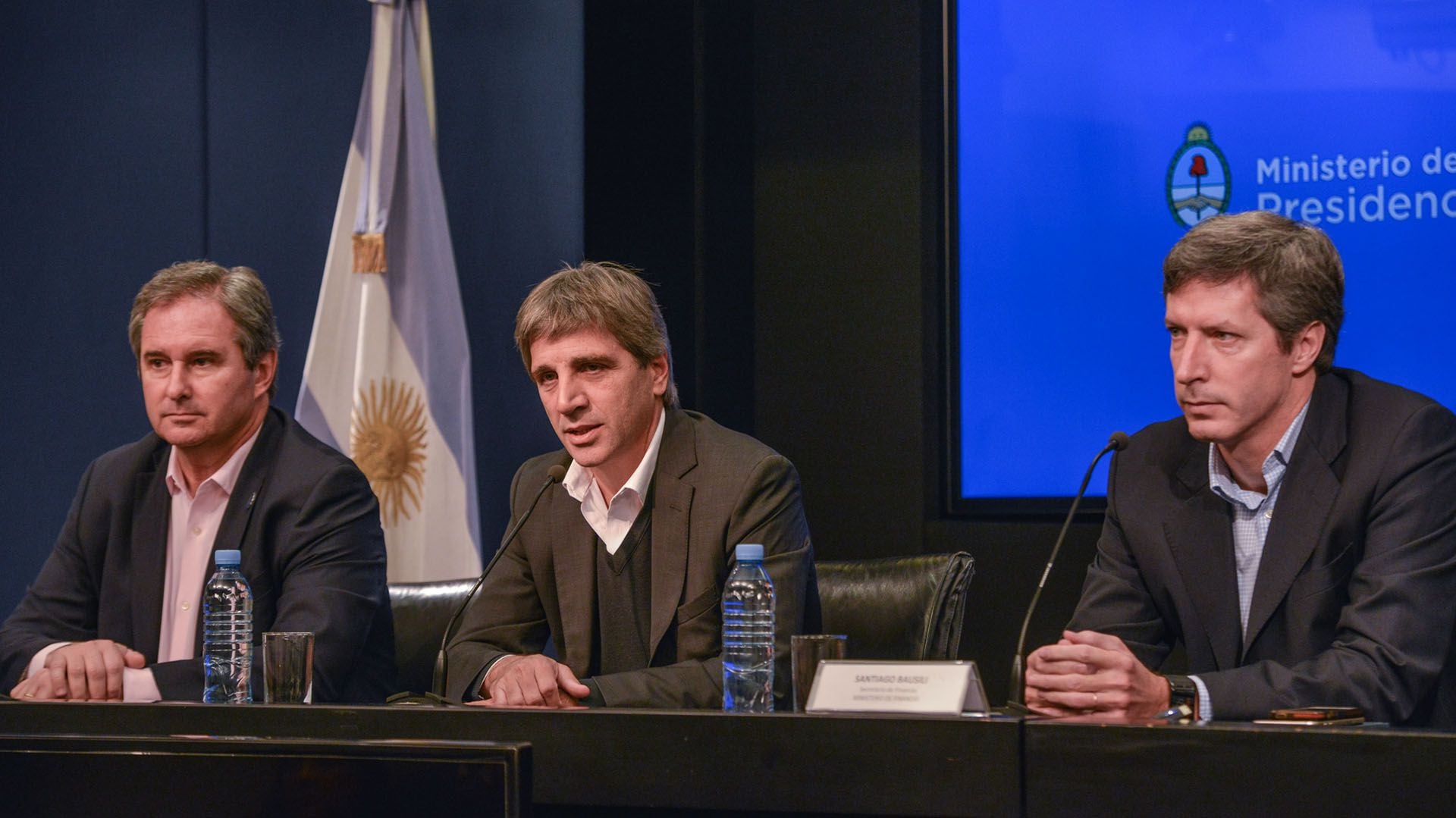 El secretario de Finanzas, Pablo Quirno, junto al ministro Caputo y el presidente del Banco Central, principal tenedor de la deuda canjeada. (Prensa Finanzas)