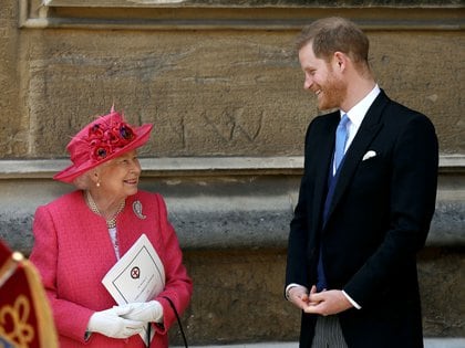 La reina Isabel II con su nieto, el príncipe y duque de Sussex, Harry, quien ya no tiene responsabilidades en la Familia real británica (Reuters)