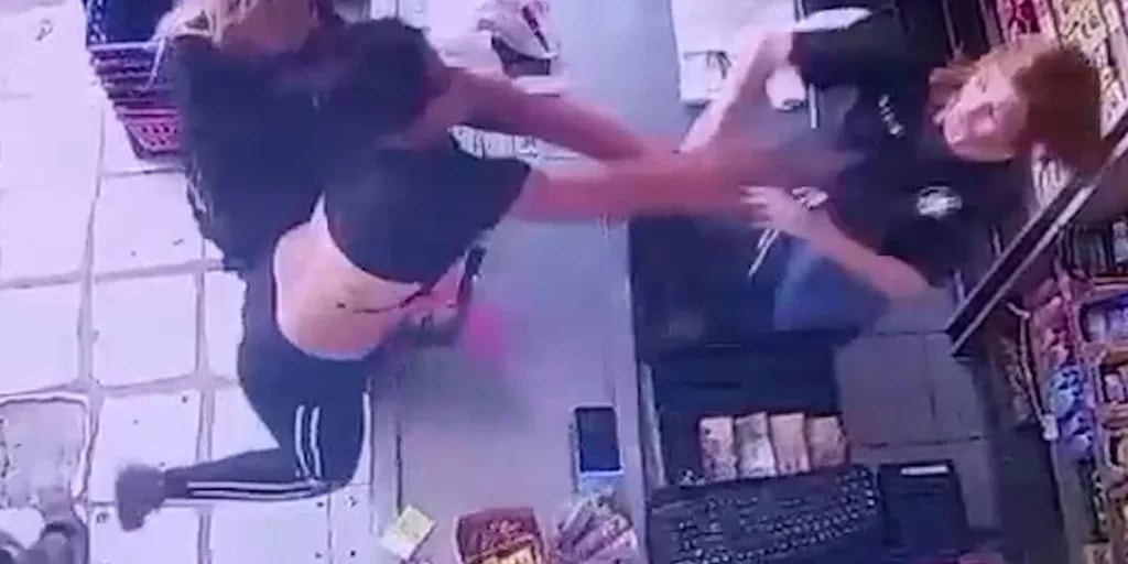 Video: salvaje golpiza a la cajera de un supermercado chino en La Plata